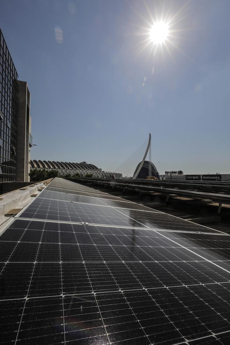 Algunhas das 1.600 placas solares que están instaladas na azotea dun edificio / Rober Solsona