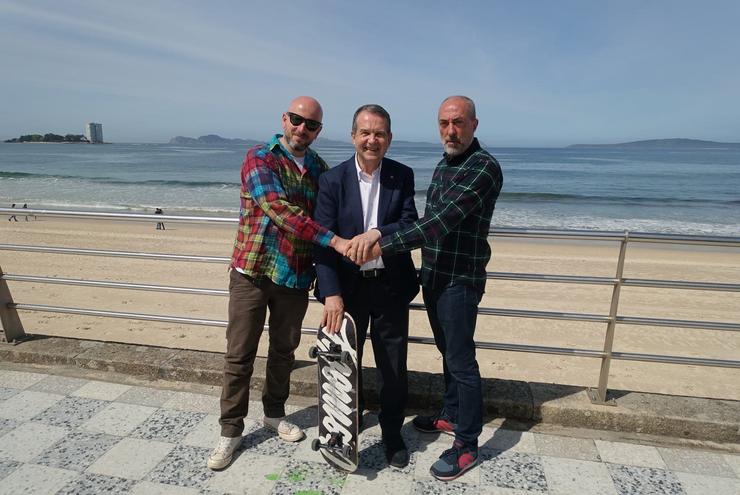De esquerda a dereita, o organizador do Festival, Piti Domínguez, xunto ao alcalde de Vigo, Abel Caballero, e o director de Ou Marisquiño, Joako Ezpeleta.. SAMD / Europa Press