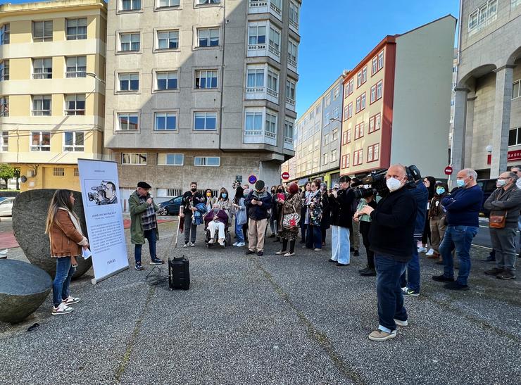 O tío de José Couso, Rafa Permuy, intervén durante unha homenaxe ao cámara ferrolán José Couso, na Praza dá Paz, a 9 de abril de 2022, en Ferrol, A Coruña. Raúl Lomba - Europa Press / Europa Press