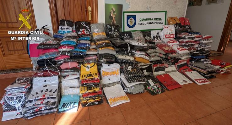 Pezas de roupa falsificadas de marcas de recoñecido prestixio intervernidas pola Garda Civil na localidade de Rianxo.. GARDA CIVIL / Europa Press