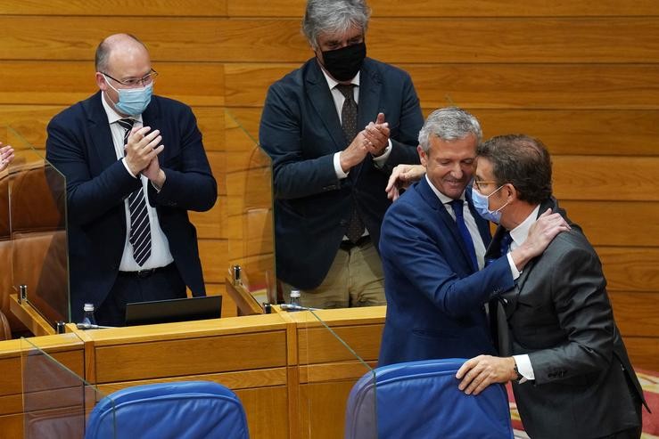 Rueda e Feijóo fúndense nun abrazo na sesión do pleno de investidura.. Álvaro Ballesteros - Europa Press