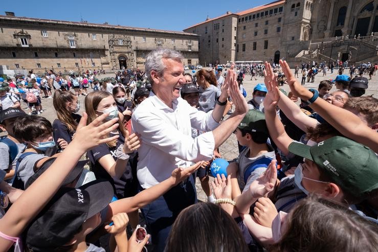 O vicepresidente primeiro e conselleiro de Presidencia, Xustiza e Turismo en funcións, Alfonso Rueda, recibe a alumnos e docentes do Colexio Cristo Rei (Ferrol) que realizaron o Camiño de Santiago con motivo do Xacobeo.. DAVID CABEZÓN