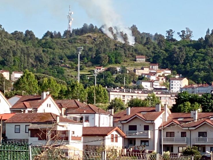 Incendio en Ourense próximo a vivendas en Montealegre 