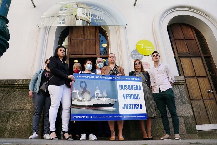 Os familiares da tripulación do buque Vila de Pitanxo pousan e sosteñen unha pancarta durante unha reunión coa valedora do Pobo ou alta comisionada do Parlamento de Galicia, o pasado 6 de maio de 2022, en Santiago de Compostela.. Álvaro Ballesteros - Europa Press 