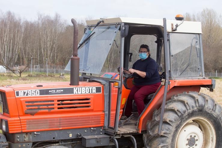 Arquivo - Unha muller, Lola Martínez ara con marcarilla no seu tractor para plantar patacas na súa leira de Chamoso, O Corgo, en Lugo, Galicia (España), a 24 de marzo de 2021. O sector primario foi fundamental durante a pandemia. Agricultores e gandeiro. Carlos Castro - Europa Press - Arquivo 