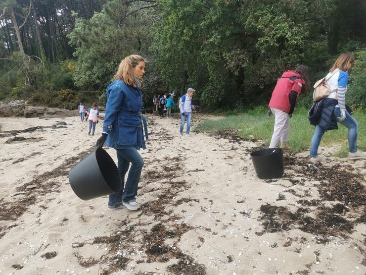 A nadadora olímpica Ona Carbonell e decenas de voluntarios participan nunha recollida de lixo na Illa de Cortegada, en Vilagarcía de Arousa (Pontevedra), promovida por Abanca e Afundación. / Europa Press
