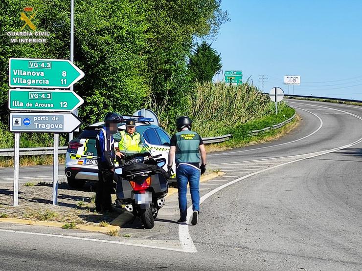 Control de motocicletas por parte da Garda Civil de Pontevedra.. GARDA CIVIL DE PONTEVEDRA / Europa Press