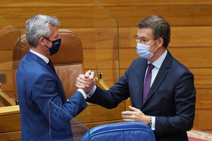Feijóo e Rueda saúdanse na Cámara autonómica.. Álvaro Ballesteros - Europa Press / Europa Press