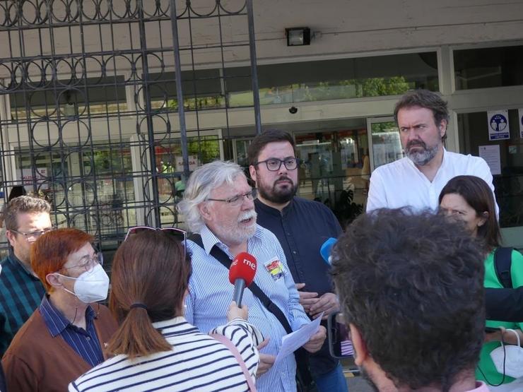 Celso Pazos, portavoz da Asemblea Republicana de Vigo, xunto aos portavoces municipais de BNG,  Xabier Pérez Igrexas, e Marea de Vigo, Rubén Pérez Correa. / Europa Press