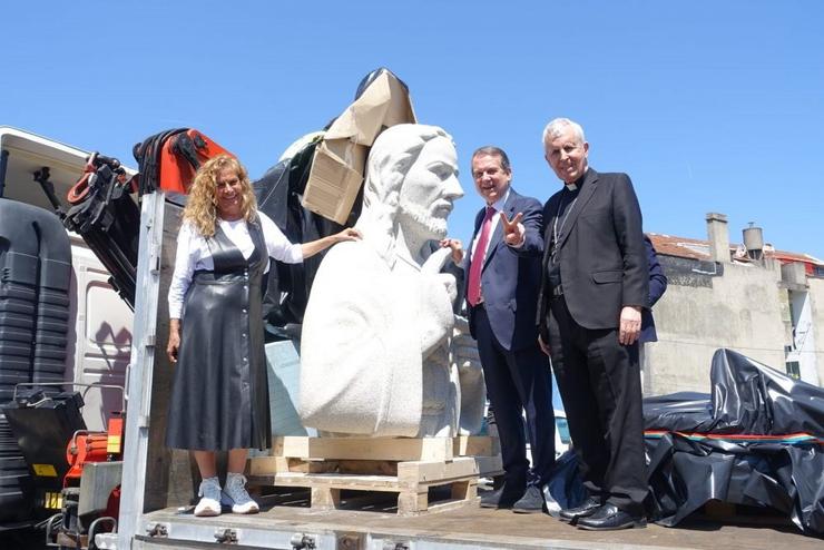 A presidenta da Deputación de Pontevedra, Carmela Silva; o alcalde de Vigo, Abel Caballero; e o bispo da diocese Tui-Vigo, Luís Quinteiro, con parte da escultura do Sacro Corazón que se instalou na ermida da Guía.. XORNAL-CONCELLO DE VIGO / Europa Press