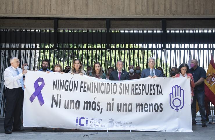 O presidente de Canarias, Anxo Víctor Torres, preside o minuto de silencia polo último asasinato machista ocorrido na illa de Tenerife. GOBERNO DE CANARIAS