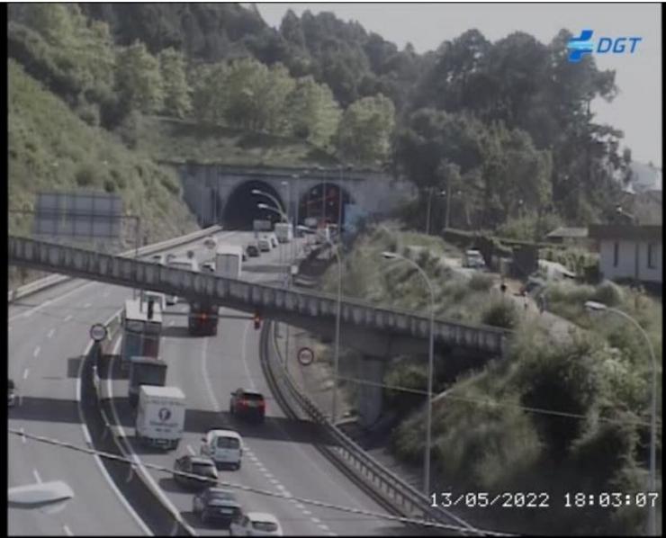 Retencións tras un accidente rexistrado á entrada do túnel da Madroa, na AP-9 en Vigo, sentido Tui.. DXT