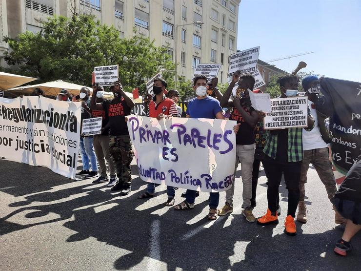 Unha manifestación en Madrid pola regularización das persoas migrantes sen papeis 