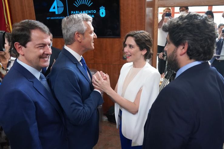 (E-D) O presidente da Xunta de Castela e León, Alfonso Fernández Mañueco; Alfonso Rueda,  a presidenta da Comunidade de Madrid, Isabel Díaz Ayuso, e o presidente da Rexión de Murcia / Álvaro Ballesteros - Europa Press.