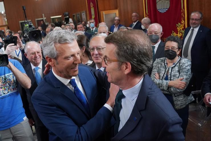 O novo presidente da Xunta de Galicia, Alfonso Rueda; é felicitado polo presidente do Partido Popular nacional, Alberto Núñez Feijóo; durante a toma de posesión como presidente de Rueda, no Parlamento de Galicia. Álvaro Ballesteros - Europa Press 