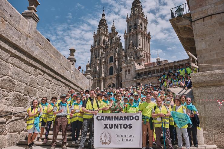 Un grupo de 250 peregrinos da provincia de Lugo chega ao Obradoiro tras completar o Camiño de Santiago. XAIME CORTIZO