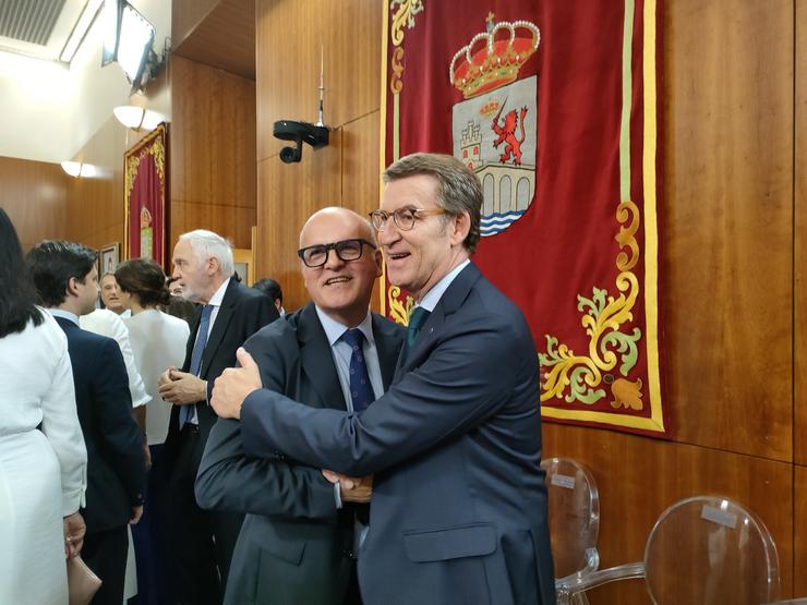 Manuel Baltar e Alberto Núñez Feijóo tras a toma de posesión de Alfonso Rueda como presidente da Xunta, a 14 de maio de 2022