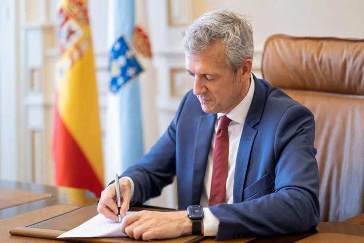 Rueda asina o decreto para designar ao seu Executivo.. DAVID CABEZÓN @ XUNTA DE GALICIA