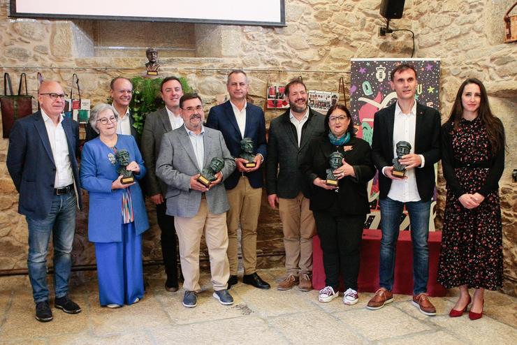 O presidente da Deputación da Coruña, Valentín González Formoso; e o vicepresidente, Xosé Regueira, cos premiados polos galardóns 'Bos e xenerosos 2022', organizados pola Fundación Eduardo Pondal. DEPUTACIÓN DA CORUÑA 