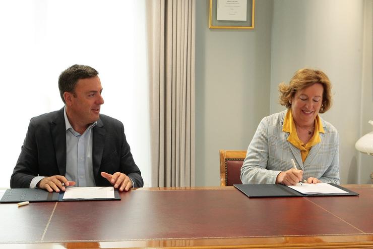 O presidente da Deputación da Coruña, Valentín González Formoso, e a reitora da UIMP, María Luz Morán Calvo-Sotelo, asinan un convenio de colaboración. DEPUTACIÓN DA CORUÑA / Europa Press