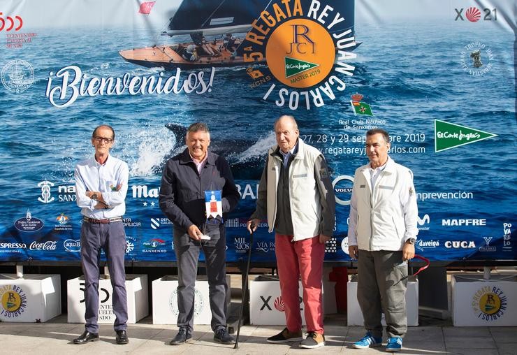 Arquivo - Fernando Casas - directivo do RCNS-, Telmo Martín -alcalde de Sanxenxo-, o Rei Don Juan Carlos e Pedro Campos - presidente do RCNS-. * María Muiña / Regata Rei Juan Carlos I. MARÍA MUÍÑA BY SAILINGSHOTS.es - Arquivo