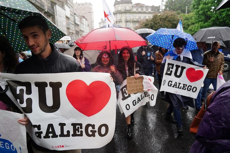 Varias persoas con paraugas e carteis nos que se le: 'Eu Ou Galego (falo galego)', participan nunha manifestación, baixo a lema: ?Queremos Galego?, a 17 de maio de 2022, en Santiago de Compostela, A Coruña, Galicia (España). A protesta celébrase. Álvaro Ballesteros - Europa Press