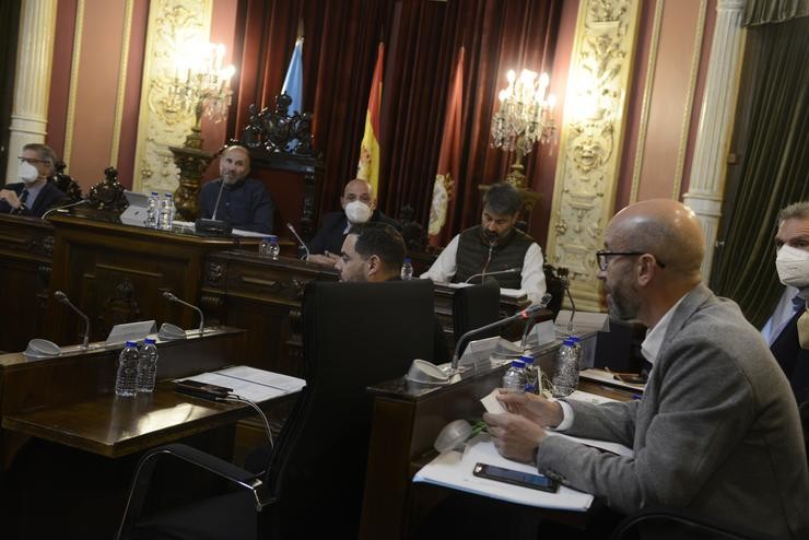 O portavoz municipal de Cs en Ourense, José Araújo (d), intervén durante un pleno no Concello de Ourense, a 6 de maio de 2022 