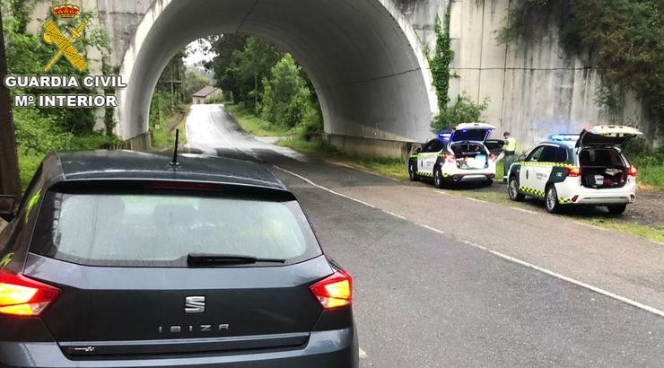 A Garda Civil intercepta a un condutor fuxido na comarca do Salnés.. GARDA CIVIL 