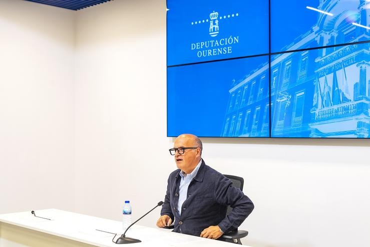 O presidente da Deputación de Ourense, Manuel Baltar, en rolda de prensa este mércores. ALBERTE PAZ/DEPUTACIÓN DE OURENSE