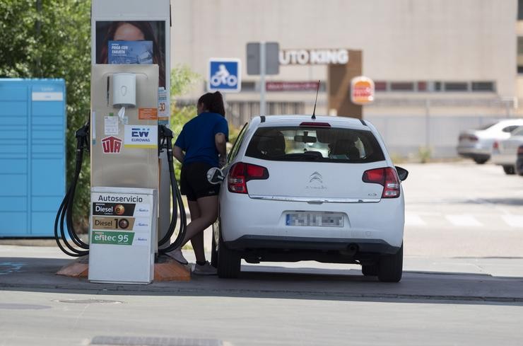 Unha muller enche nunha gasolineira / Alberto Ortega - Europa Press / Europa Press