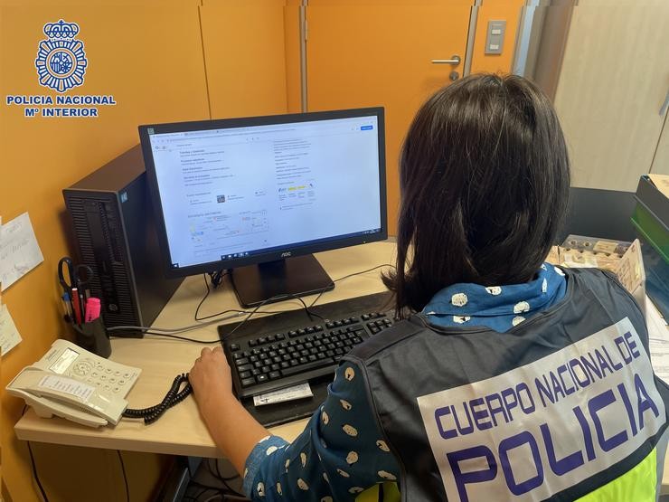 A Policía Nacional detén a dúas persoas en Santiago por extorsión e pertenza a un grupo criminal tras unha denuncia en Palma de Mallorca. POLICIA NACIONAL