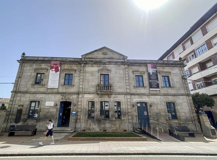Biblioteca Municipal de Verín, un dos edificios onde se instalarán placas solares. Foto: Prensa Concello de Verín