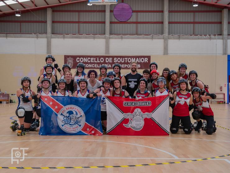 O equipo de Roller Derby Brigantias da Coruña e Sereas Bravas de Vigo 