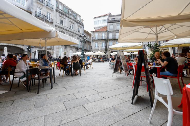 Varias persoas en terrazas de Vigo 