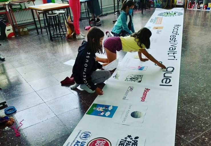 Alumnado de Trisquel preparando o Locofestival / Trisquel