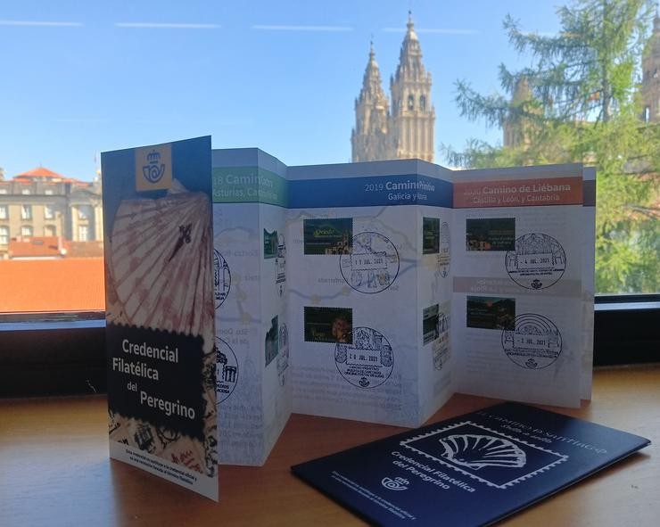 Nova credencial filatélica de Correos dedicada aos Camiños do Norte. CORREOS / Europa Press