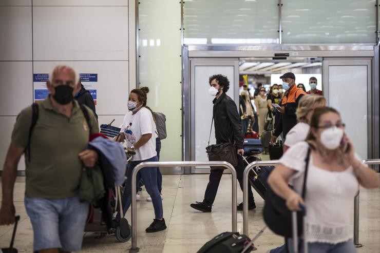 Arquivo - Pasaxeiros dun voo procedente de Quito á súa chegada ás instalacións da Terminal T4  do Aeroporto Adolfo Suárez Madrid-Barallas, a 7 de xuño de 2021, en Madrid, (España).. Alejandro Martínez Vélez - Europa Press - Arquivo / Europa Press