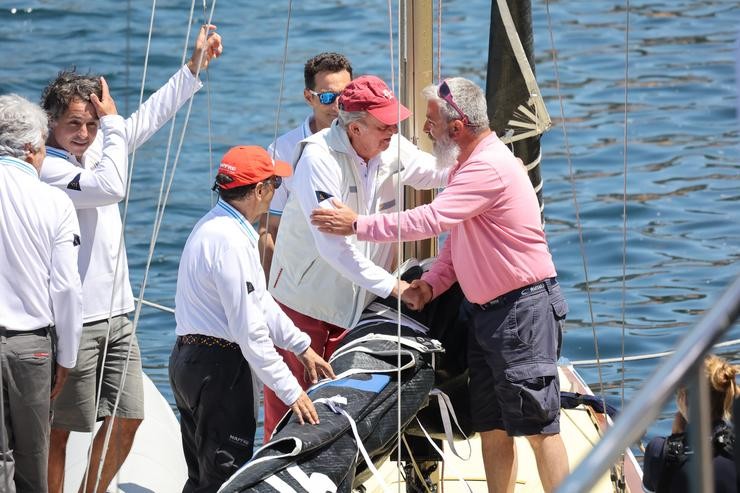 O Rei Juan Carlos e Pedro Campos á súa chegada á embarcación, a 20 de maio de 2022, en Sanxenxo (España).. Raúl Terrel - Europa Press