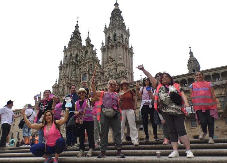 As representantes de Prosagap no Obradoiro, tras finalizar o Camiño de Santiago.. PROSAGAP / Europa Press