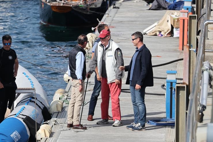 O Rei Juan Carlos desembarca con axuda tras gozar da 3ª Regata do IV Circuíto Copa de España 2022 clase 6m de vela, a 20 de maio de 2022, en Sanxenxo, Pontevedra, Galicia (España).. Raúl Terrel - Europa Press