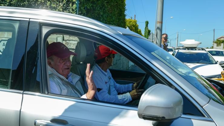 O Rei emérito Juan Carlos (i) e o presidente do Real Club Náutico de Sanxenxo e amigo do monarca, Pedro Campos, saen nun vehículo do domicilio de Campos tras a súa visita ao Naútico de Sanxenxo, a 20 de maio de 2022, en Sanxenxo, Pontevedra. Gustavo da Paz - Europa Press / Europa Press