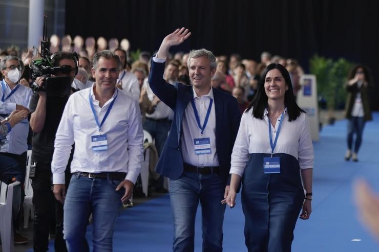 (I-D) O presidente do Partido Popular Pontevedra, Rafa Domínguez; o presidente da Xunta de Galicia, Alfonso Rueda; e a próxima secretaría Xeral do Partido Popular de Galicia, Paula Pardo; chegan á primeira xornada do 18º Congreso Autonómico d. Beatriz Ciscar - Europa Press 