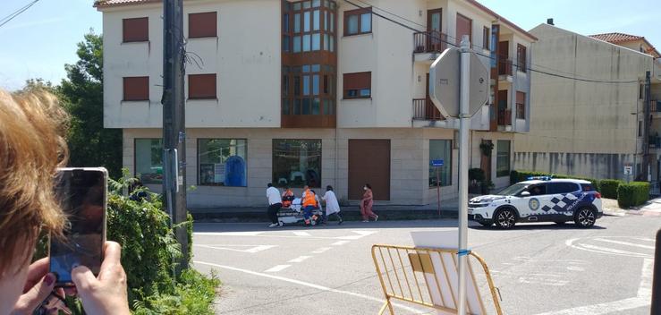 Momento no que trasladan un paciente en padiola por estrada no Rosal (Pontevedra). PLATAFORMA DEFENSA DÁ SANIDADE A Guarda