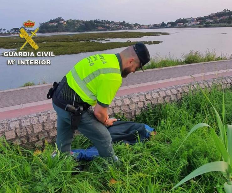 A Garda Civil atopa a un rapaz bébedo oculto entre as herbas da beiravía en Sabarís