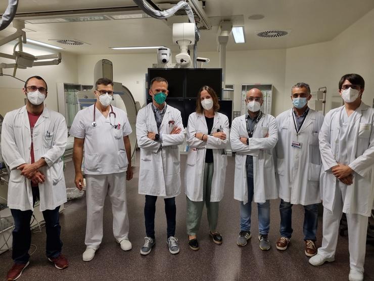 Equipo multidisciplinar do hospital Álvaro Cunqueiro, pioneiro en Galicia na colocación minimamente invasiva de implantes para protexer as carótidas e previr ictus.. SERGAS / Europa Press