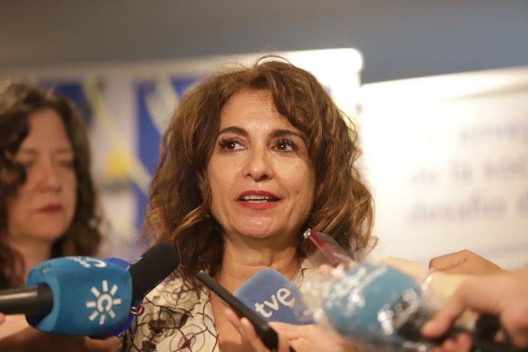 A ministra de Facenda e Función Pública, María Jesús Montero, atende aos medios antes de participar en clausúraa do XII Congreso Notarial Español 