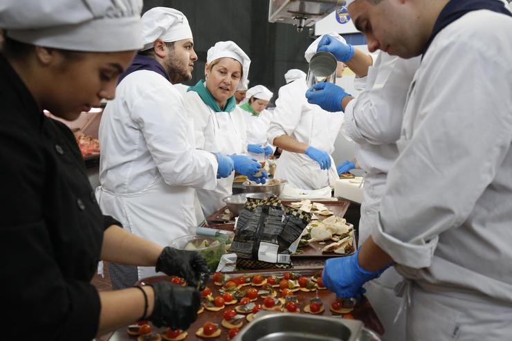 Alumnos do CIFP Manuel Antonio de Vigo preparan tapas no mercado de Gondomar no marco do programa 'Degusta Europa' da Deputación de Pontevedra.. DEPUTACIÓN DE PONTEVEDRA 