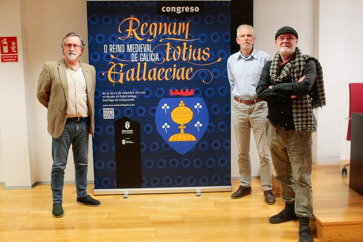 O deputado de Cultura, Xurxo Couto, o historiador Anselmo López Carreira e o xestor cultural Xosé Luís Vázquez, na presentación do primeiro Congreso Internacional 'Ou Reino Medieval de Galiza'. DEPUTACIÓN DA CORUÑA 