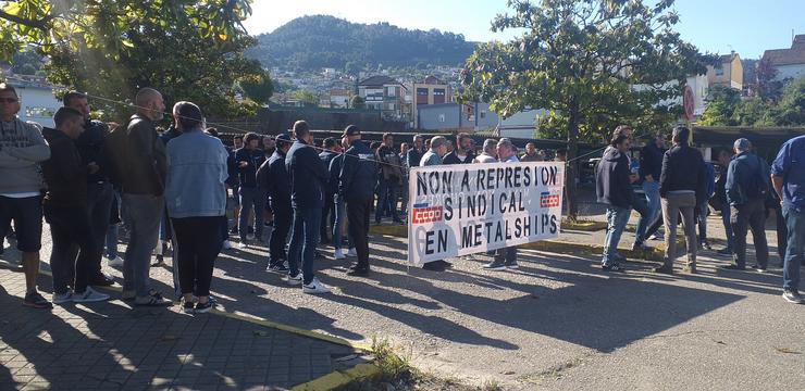Concentración de traballadores ás portas do estaleiro Metalships, nunha xornada de folga tras o despedimento do presidente do comité de empresa e doutro operario. / Europa Press