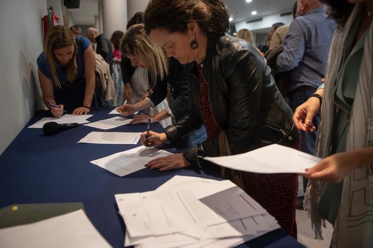 Procuradores de Vigo asinan cartas pedindo a dimisión da directiva do Colexio Xeral de Procuradores de España.. MIGUEL RIOPA 